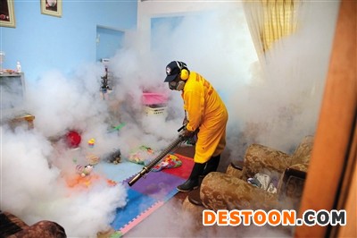 29日，在秘魯利馬省，一名工作人員用化學(xué)藥劑驅(qū)蚊。寨卡病毒持續(xù)困擾美洲及加勒比地區(qū)。新華社發(fā)