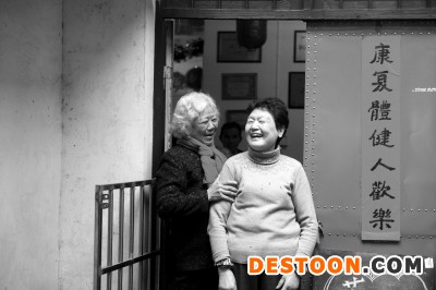 協(xié)會會長談菊美（右）和會員談笑風生。